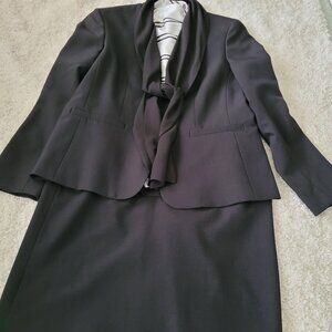 Black Le Suit Petite Size 4 Lined Suit.
